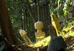 Tarihi mezarlık harabeye döndü