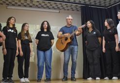 Liseliler 'Gazzeli Çocuk' şarkısıyla tek yürek oldu