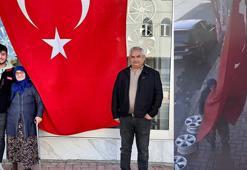 İş yeri önündeki bayrağı öpen bastonlu kadın: Bayrağı çok severim