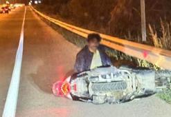 Motosikletiyle bariyere çarptı, yola devam edince minibüsün altına girdi