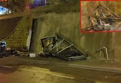 Maltepe'de, sürücüsünün direksiyon hakimiyetini kaybettiği otomobil, otobüs durağını yıktı: 4 yaralı