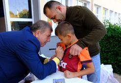 Kırsal mahalledeki okulları ziyaret eden Tanju Çolak’a öğrencilerden yoğun ilgi