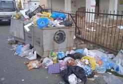 Kartal'da temizlik işçilerinin grev kararının ardından sokaklarda çöp yığınları oluştu