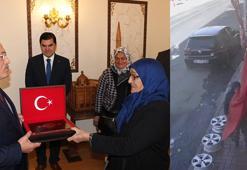 Aksaray Valisi'nden iş yeri önündeki bayrağı öpen bastonlu kadına hediye