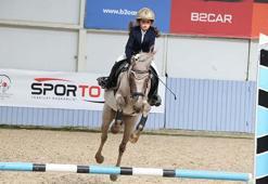 7 yaşındaki Nur Pera, atı 'Vefa' ile katıldığı her yarıştan dereceyle dönüyor