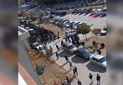 Sağlık kontrolü için getirilen şüpheli, hastane önünde silahlı saldırıya uğradı; 2 ölü, 2 yaralı