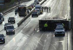 Kadıköy'de et yüklü kamyonet devrildi: 1 yaralı