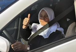 76 yaşında ehliyet aldı, sürücü koltuğuna geçti