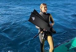 Milli sporcu Şahika Ercümen, Ayvalık’ın kırmızı mercanlarını tanıtmak için dalış yaptı