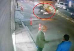 Kağıthane’de motokurye yolun karşısına geçmeye çalışan kadına çarptı