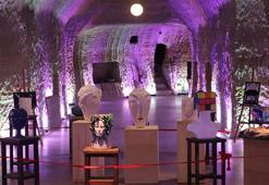 Yerin 20 metre altındaki kayadan oyma müzede, yüzlerce yıllık seramik ve çömlekler sergileniyor