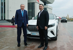 Cumhurbaşkanı Erdoğan, Caparov'a Togg hediye etti