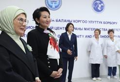 Emine Erdoğan, Kırgızistan'daki Türkiye Maarif Vakfı'nı ziyaret etti