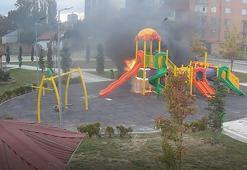 Parkta çocuklar oynarken oyun grubunu yaktı