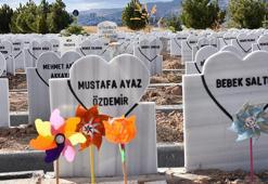 Bebek mezarlığı kalplerle doldu