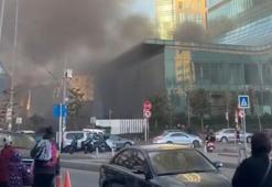 Kağıthane'de AVM’nin güvenlik kulübesi alev alev yandı