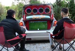 Evde canı sıkılınca otomobilini oyun salonuna dönüştürdü