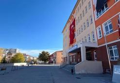 Okulun bahçesinde çökme tehlikesine karşı 'sıra'lı önlem