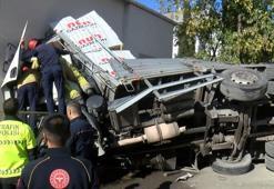 Kartal'da gaz beton yüklü kamyon 2 katlı binaya girdi: 1 yaralı