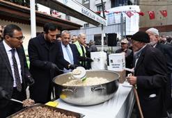 Bağcılar’da Türbe Dede Pilav Günü nedeniyle 2 ton pilav dağıtıldı