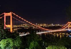 İstanbul'daki Boğaz Köprüleri, lösemiye dikkat çekmek için turuncu ışıkla aydınlatıldı