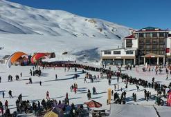 Bakan Bak, gençleri Hakkari’de düzenlenecek olan Mergabütan Gençlik Kampı'na davet etti