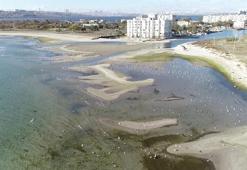 Küçükçekmece Menekşe Sahili'nde suların çekilmesiyle adacıklar oluştu