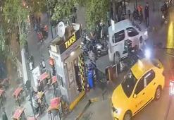 'Dur' ihtarına uymayan hafif ticari aracın sürücüsü ters yöne girip, park halindeki araçlara çarptı; o anlar kamerada