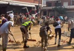 İspanya'da sel felaketinin ardından binlerce kişi sokakları temizledi