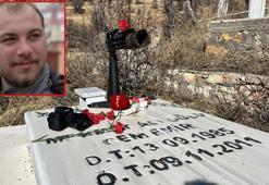 Depremde hayatını kaybeden DHA muhabiri Cem Emir, kabri başında anıldı