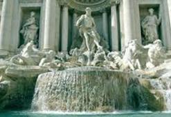 Trevi Çeşmesi'nde portatif yürüyüş yolu