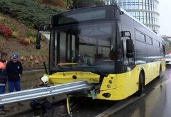 Kadıköy D-100 Karayolu'nda İETT otobüsü bariyere saplandı