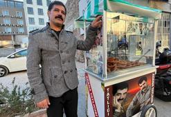Hayranı olduğu İbrahim Tatlıses'in fotoğraflarıyla süslediği el arabasıyla, şarkılarını söyleyip tatlı satıyor