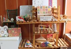 Bu okulda özel gereksinimli çocuklar için sağlıklı materyaller üretiliyor