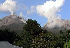 Endonezya'da yanardağın kül püskürtmesi sonucu Bali'ye uçuşlar iptal edildi
