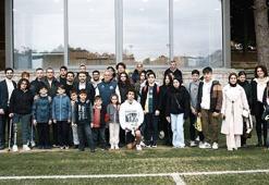 Fenerbahçe Teknik Direktörü Jose Mourinho ve futbolcular, eğitim bursu alan çocuklar ile bir araya geldi