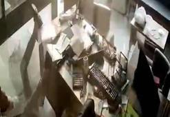 Güvercin beslemek için çıktığı asma tavan çöktü; o anlar kamerada