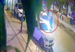 Otomobilin çarptığı anne ve oğlunun üzerinden arkadan gelen araç geçti: 2 ağır yaralı