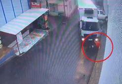 Sürücü, kapısında asılı kaldığı kamyonun altında kalmaktan son anda kurtuldu; o anlar kamerada