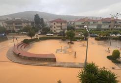 Çeşme'de sağanak; yollar göle döndü