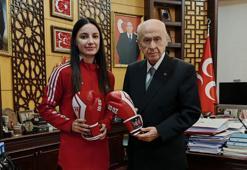 Bahçeli, milli kick boksçu Aybüke Kılınç'ı ağırladı