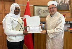 Kolombiyalı Paola Müslüman olup, Meryem adını aldı