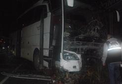 Tur otobüsü çarptığı otomobili sürükleyip, karşı şeride geçti: 1 ölü