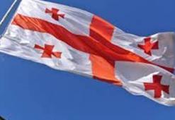 Gürcistan'da seçim sonuçlarını kabul etmeyen muhalifler caddeyi trafiğe kapattı