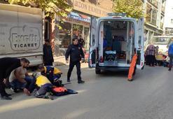 14 yaşındaki çocuğun kullandığı motosiklet, yayaya çarptı; 1'i ağır, 3 yaralı