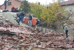 Ağır hasarlı bina çöktü; enkaz altında kalan iş makinesinin operatörü yaralandı