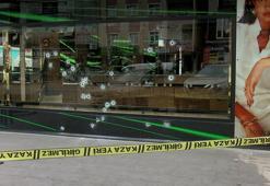 Beylikdüzü'nde motosikletli saldırganlar kuyumcuya ateş açtı; o anlar kamerada