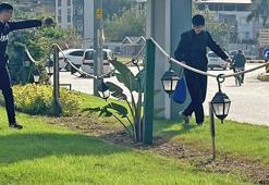 İskenderun'da 'çimlere basma' sesli uyarı sistemi gençlere eğlence oldu