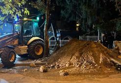 Belediye personeli gibi giyinip, kent merkezinde iş makinesiyle define aradılar