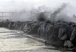 Avcılar'da dalgalar mendireği aştı